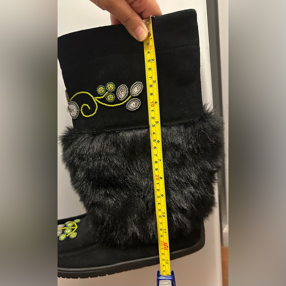 New w/o tags (never worn) waterproof faux fur Indigenous/Native winter boots. - Picture 10 of 13